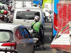 Jelang Penertiban Permukiman di Manggarai, Jalan Tambak Macet Parah