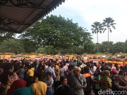 Lagu Bebaskan Ahok dan Maju Tak Gentar Menggema di Balai Kota