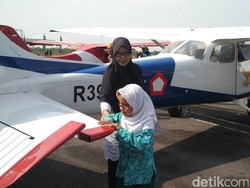 Gembiranya Siswa Tuna Netra Meraba Pesawat di JIAS 2017