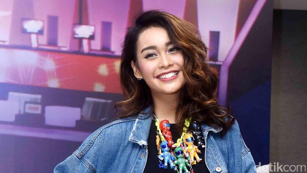 Pakai Kalung Power Rangers, Conchita Caroline Tetap Seksi?