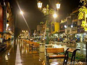 Pemda DIY Pasang Spanduk Larangan Otoped di Malioboro Pemda DIY Pasang Spanduk Larangan Otoped di Malioboro