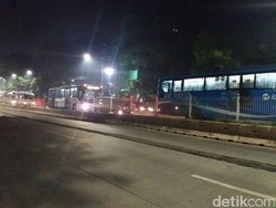 Ada Truk Mogok, Sejumlah TransJ Tertahan di Halte Pejaten