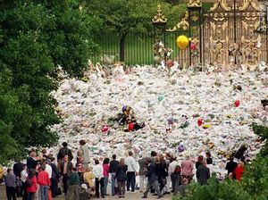 Momen-momen Banjir Karangan Bunga di Belahan Dunia