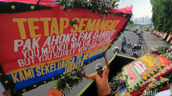 Karangan Bunga untuk Ahok Kelilingi Monas