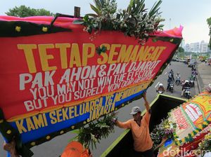 Karangan Bunga untuk Ahok Kelilingi Monas