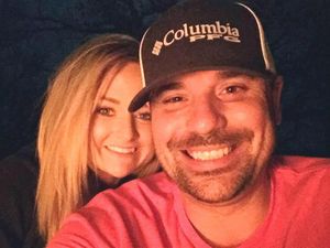 Viral, Selfie Pria yang Pergoki Pacarnya Tidur dengan Selingkuhan