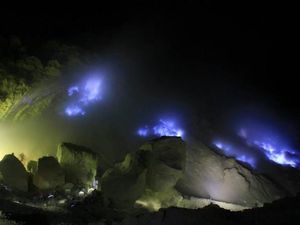 Menurut Peneliti, Api Biru Kawah Ijen Satu-satunya di Dunia Menurut Peneliti, Api Biru Kawah Ijen Satu-satunya di Dunia