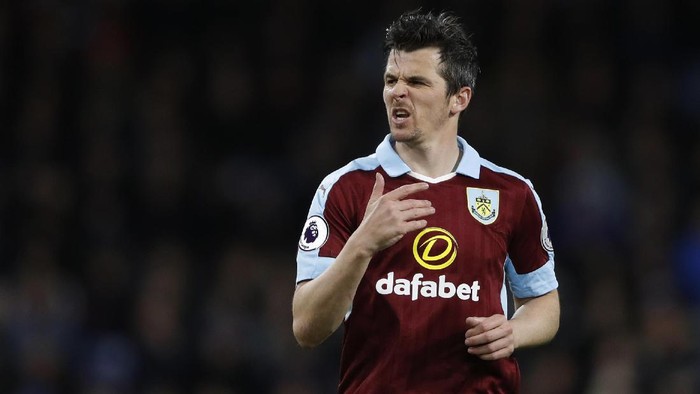Britain Football Soccer - Burnley v Stoke City - Premier League - Turf Moor - 4/4/17 Burnleys Joey Barton Action Images via Reuters / Carl Recine Livepic EDITORIAL USE ONLY. No use with unauthorized audio, video, data, fixture lists, club/league logos or 