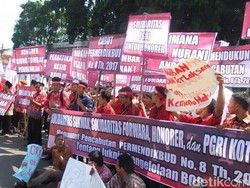 Ratusan Guru Honorer di Blitar Tuntut Gaji Empat Bulan Dibayarkan