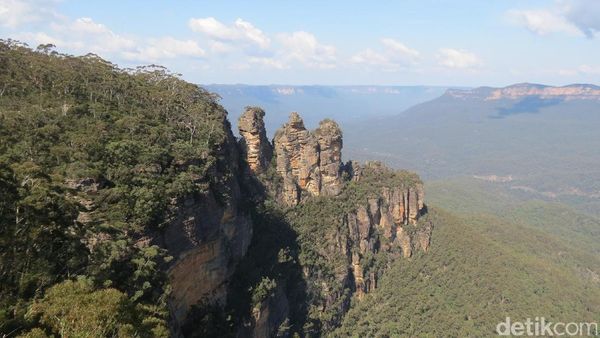Batu di Australia Ini Konon Jelmaan 3 Perempuan