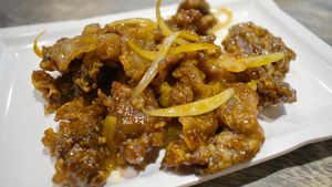 Enaknya Crispy Beef dengan Paduan Saus Manis Gurih di Restoran Ini