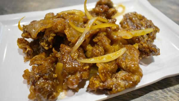 Enaknya Crispy Beef dengan Paduan Saus Manis Gurih di Restoran Ini