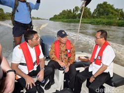 Menyusuri Sungai Jalur Angkut Barang Bekasi-Tanjung Priok