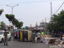 Truk Muat Kertas Terguling Sempat Macetkan Jalan Tanjungsari