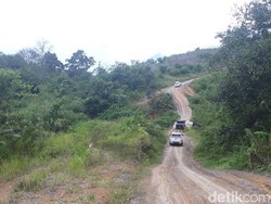 Menjajal 12 Km Jalan Paralel Perbatasan RI di Tengah Bukit Terjal