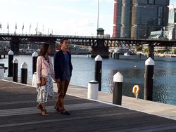 Secuplik Adegan Romantis BCL dan Joe Taslim di Darling Harbour Sydney