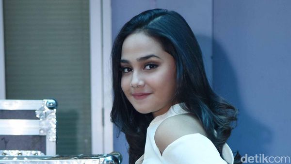 Senyum Manis Syifa Hadju