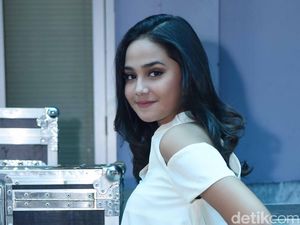 Senyum Manis Syifa Hadju Senyum Manis Syifa Hadju
