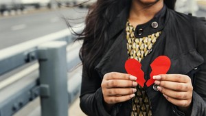 Cinta Seperti Bertepuk Sebelah Tangan, Terus Menunggu atau Berhenti?