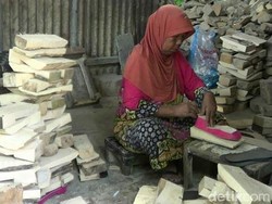 Tergerus Zaman, Pengrajin Klompen Andalkan Pesanan dari Pesantren