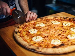 Pizza yang Dibuat dengan 101 Jenis Keju Ini Berhasil Pecahkan Rekor