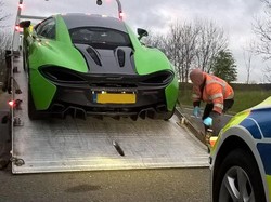 Melaju Terlalu Pelan 3 Pengendara Mobil Sport Ditilang Polisi