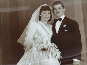 Pasangan Menikah 69 Tahun Meninggal  Bergandengan Tangan di Hari yang Sama