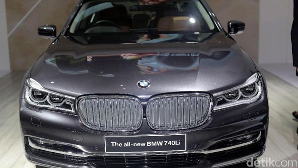 Mobil BMW Bisa Parkir Sendiri