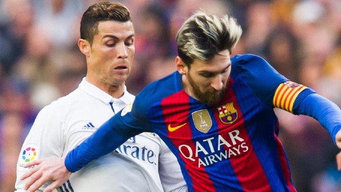 BARCELONA, SPAIN - DECEMBER 03:  Lionel Messi of FC Barcelona conducts the ball next to Cristiano Ronaldo of Real Madrid CF during the La Liga match between FC Barcelona and Real Madrid CF at Camp Nou stadium on December 3, 2016 in Barcelona, Spain.  (Photo by Alex Caparros/Getty Images)