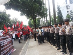 Aksi di Kementerian BUMN, Massa KSN Kecewa Tak Bertemu Menteri Rini
