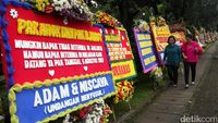 Karangan Bunga untuk Ahok Meluber ke Jalan