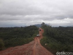 Off-Road di Jalan Paralel Entikong Sepanjang 12 Km