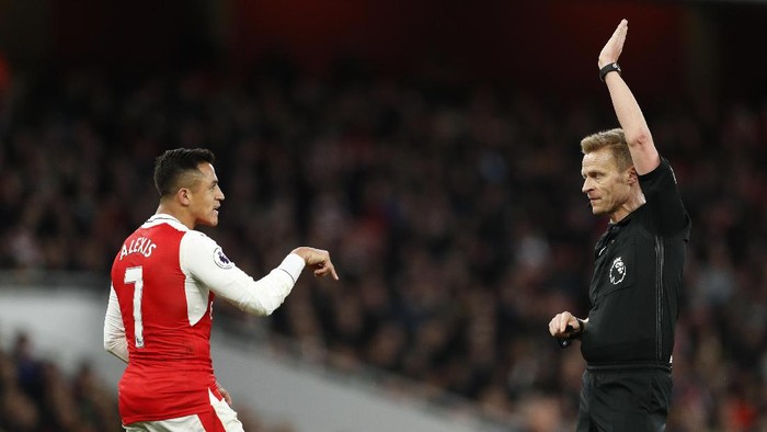 Wenger Pertanyakan Kartu Kuning Sanchez