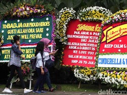 Hingga Hari Ini, Balai Kota Dibanjiri 4.000 Karangan Bunga untuk Ahok