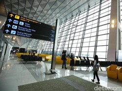 Sandiaga Baca Surat Tolak Pembentukan Holding BUMN Penerbangan