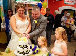 Unik! Pasangan Ini Lakukan Pernikahan di Museum Daging Kalengan