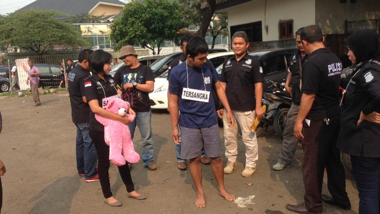 Pelaku dan Aiptu Sunaryanto Rekonstruksi Penodongan di Angkot