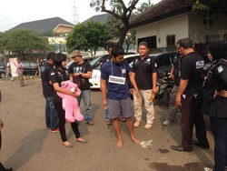 Pelaku dan Aiptu Sunaryanto Rekonstruksi Penodongan di Angkot