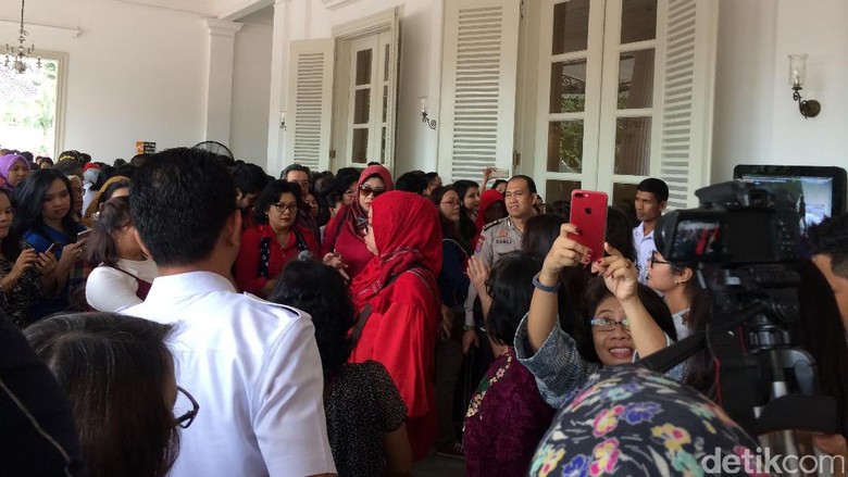 Warga Masih Sesaki Balai Kota untuk Bertemu Ahok