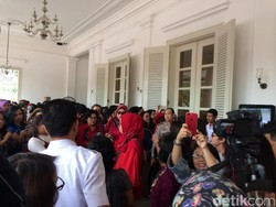Warga Masih Sesaki Balai Kota untuk Bertemu Ahok