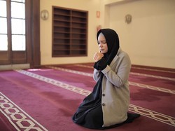 Dewi Sandra Ditatap Sinis karena Berhijab Saat Masuk Masjid di Spanyol