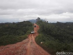 Cerita Warga Pedalaman Kalbar Hemat BBM Berkat Jalan Paralel Perbatasan