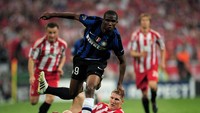 Di nomor 8 ada Samuel Etoo yang dijual ke klub Rusia, Anzhi Makhachkala pada tahun 2011 sebesar 27 juta Euro ( setara Rp 455 miliar)