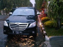 Kunjungan Singkat Penumpang 2 Mobil di Rumah Miryam Haryani