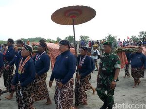 Rambut, Kuku dan Busana Sultan HB X Dilabuh di Parangkusumo Rambut, Kuku dan Busana Sultan HB X Dilabuh di Parangkusumo