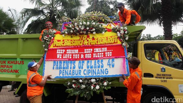 Sebagian Karangan Bunga Ahok Dipindah ke Monas