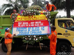 Sebagian Karangan Bunga Ahok Dipindah ke Monas