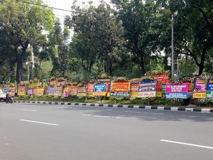 Ahok: Karangan Bunga yang Lama Pindahin ke Monas Saja