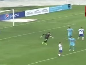 Serangan Balik Dahsyat: Kiper Cetak Gol dari Area Gawang Sendiri