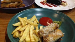 Mencicip Kreasi Lumpia Rendang hingga Churros Singkong yang Unik